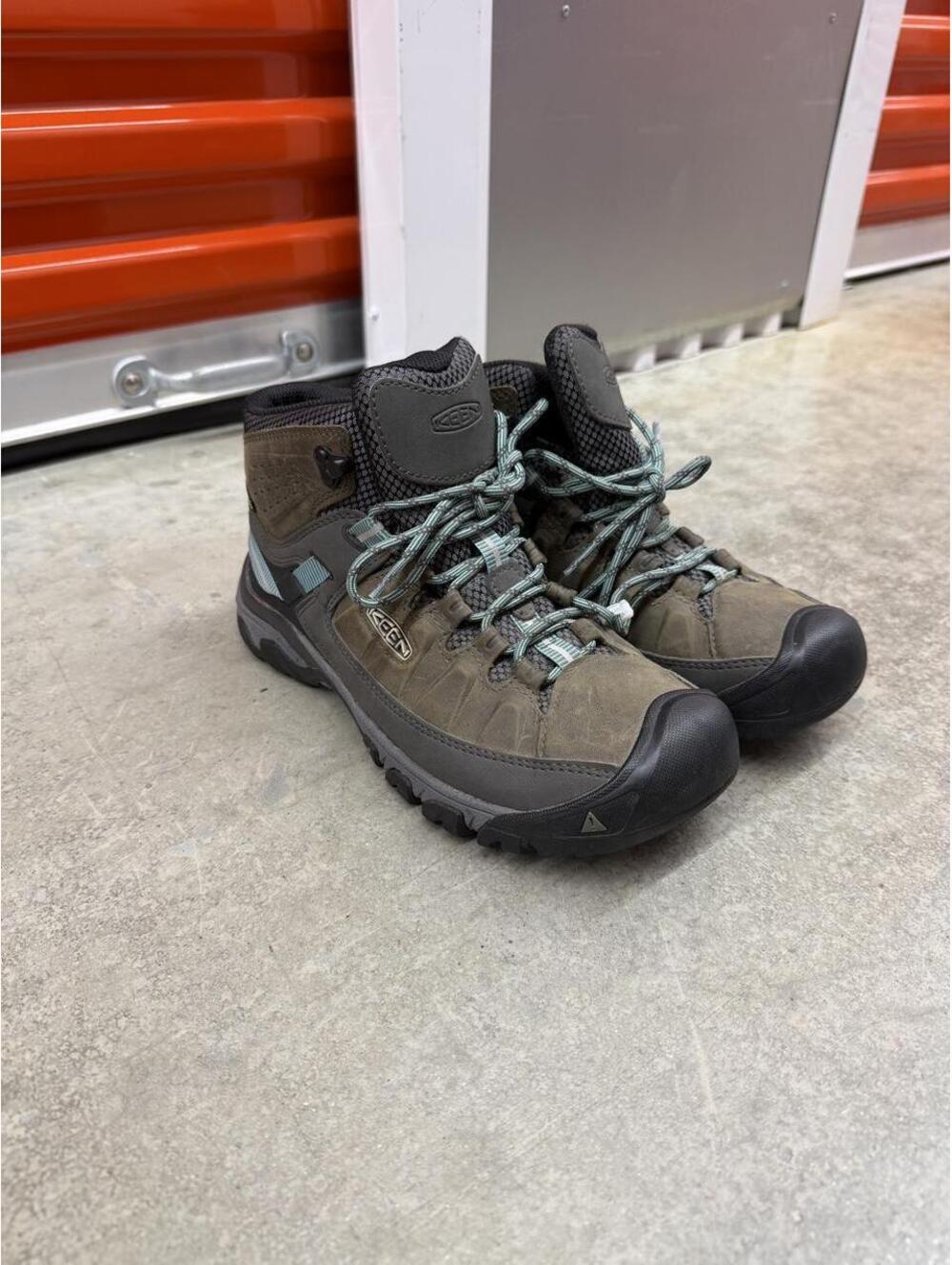 keen targhee III waterproof mid hiking boots size 9.5 WOMENS